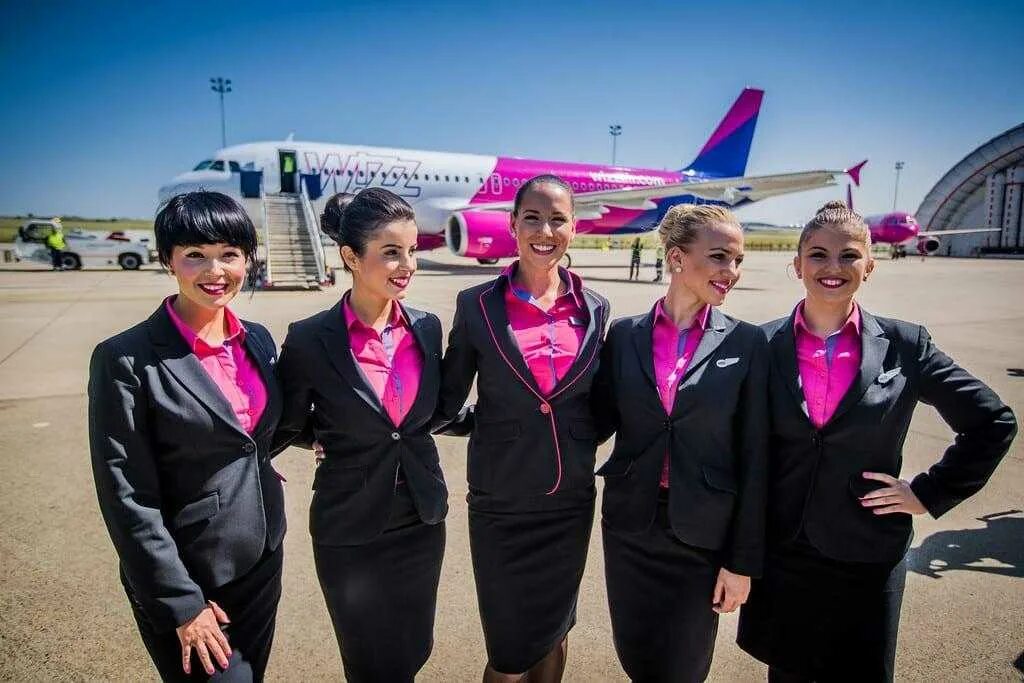Униформа Wizz Air. Wizz Air форма стюардесс. Wizz Air бортпроводники. Wizz Air stjuardes.