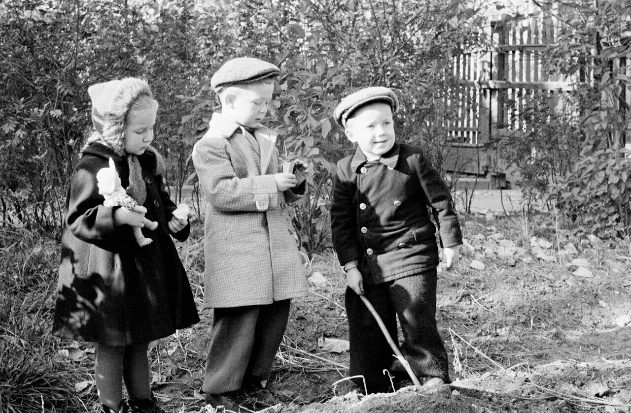 Дети ссср какого года. Одежда мальчиков 50-х годов. Дети 1940 года одежда. Одежда детей военных лет. Одежда советских детей.