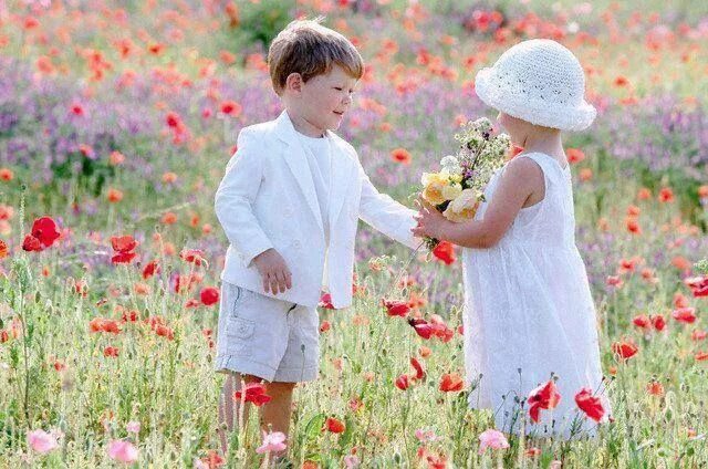Дарите всегда внимания. Мальчик дарит девочке цветы. Мотиватор доброта. Доброта и любовь. Мальчик дарит девочке ромашки.
