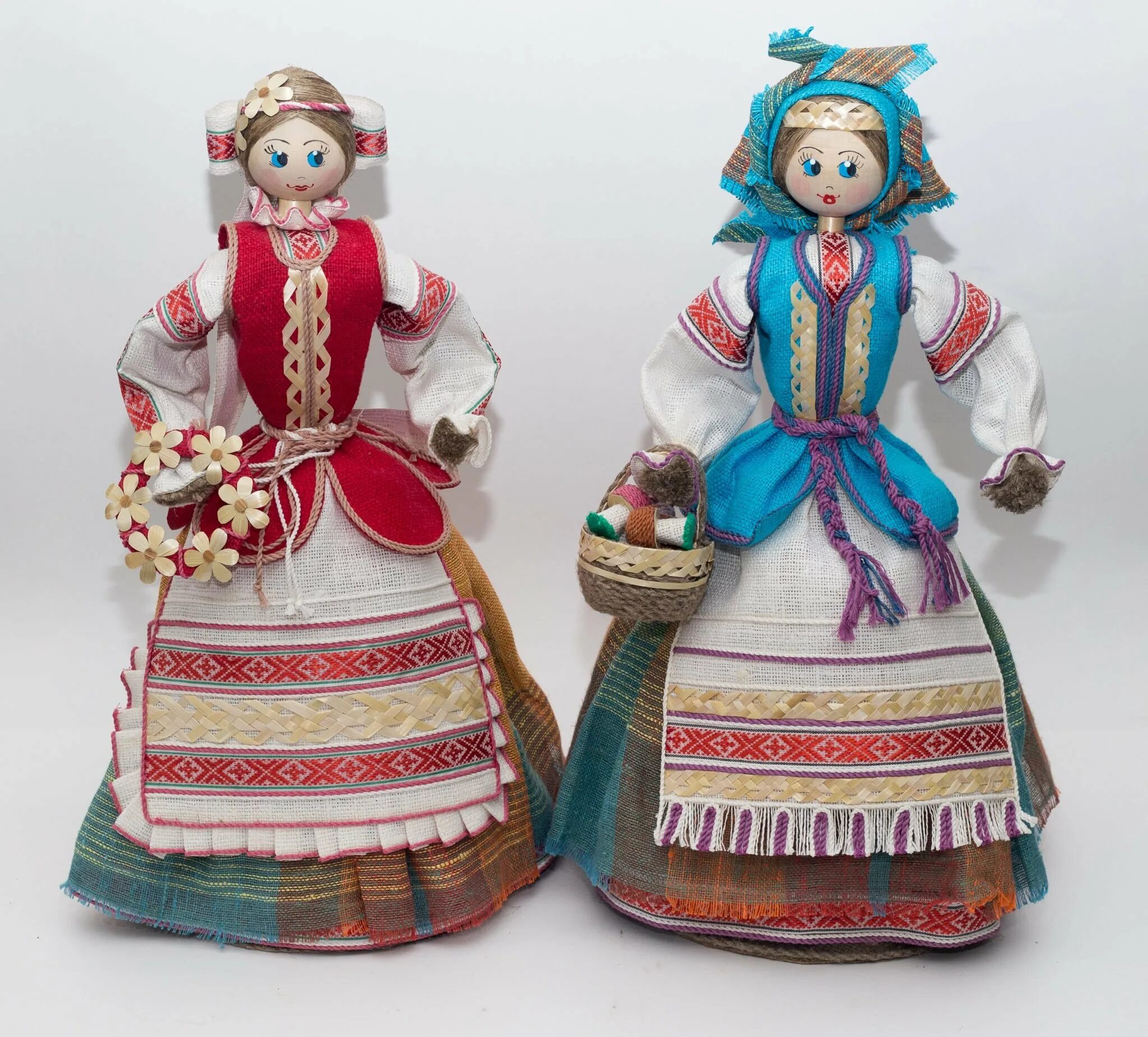 Лене купили куклу. Белорусские куклы. Куклы в национальных костюмах. Белорусские национальные куклы. Белорусская народная кукла.