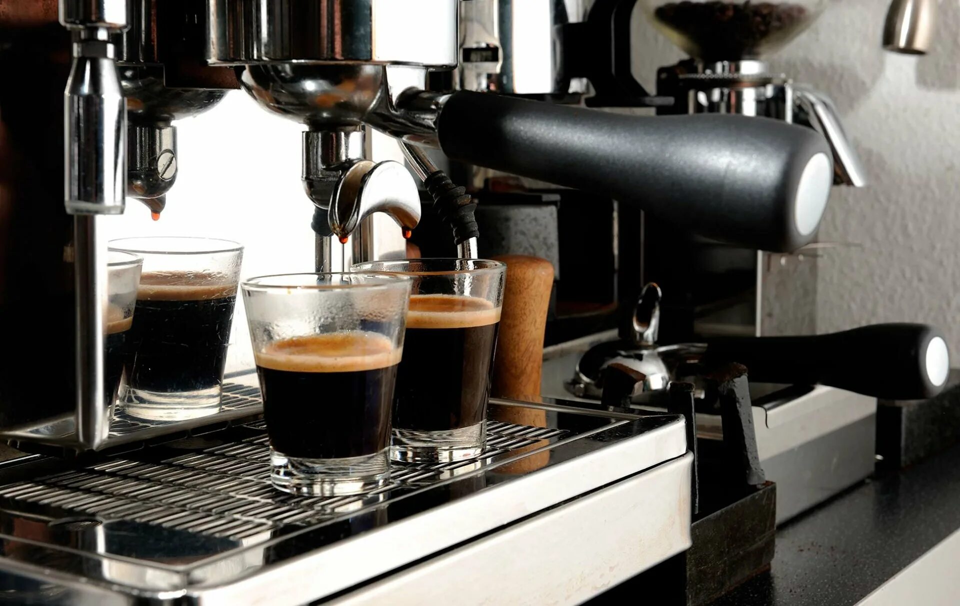 Профессиональные кофемашины для кофейни с капучинатором. Оборудования для кофеин. Аксессуары для приготовления кофе в Рожковой кофеварке. Кофемашина и девушка. Кофеин кофемашины