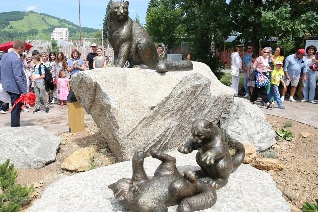 Кит горно алтайск. Аллея снежного Барса в Горно-Алтайске. Республика Алтай Горно-Алтайск. Памятник снежному Барсу Горно-Алтайск. Фестиваль снежного Барса Горно Алтайск 2022.