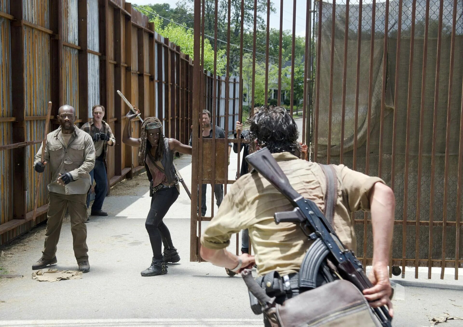 Джанин ходячие мертвецы. Александрия ходячие мертвецы. Ходячие мертвецы 8 сезон 8 серия. Хиллтоп ходячие мертвецы. Ходячие мертвецы оуэн волк.