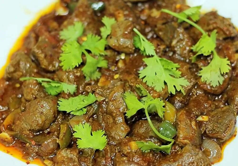 Печень говяжья как вкусно приготовить в подливе. Гуляш из куриной печени с подливкой. гуляш из печени говяжьей. гуляш с печенью куриной. подливка из печени.