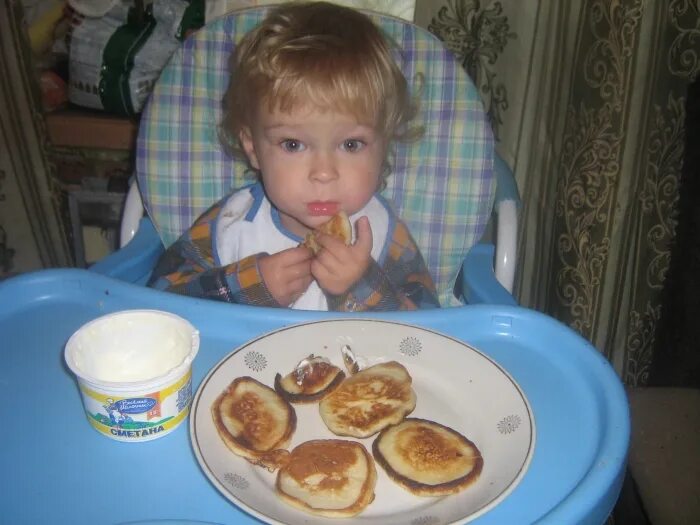 фотоконкурс блинов. оладушки подача. съела оладушки. дети пекут блины. фотосессия с блинами на масленицу.