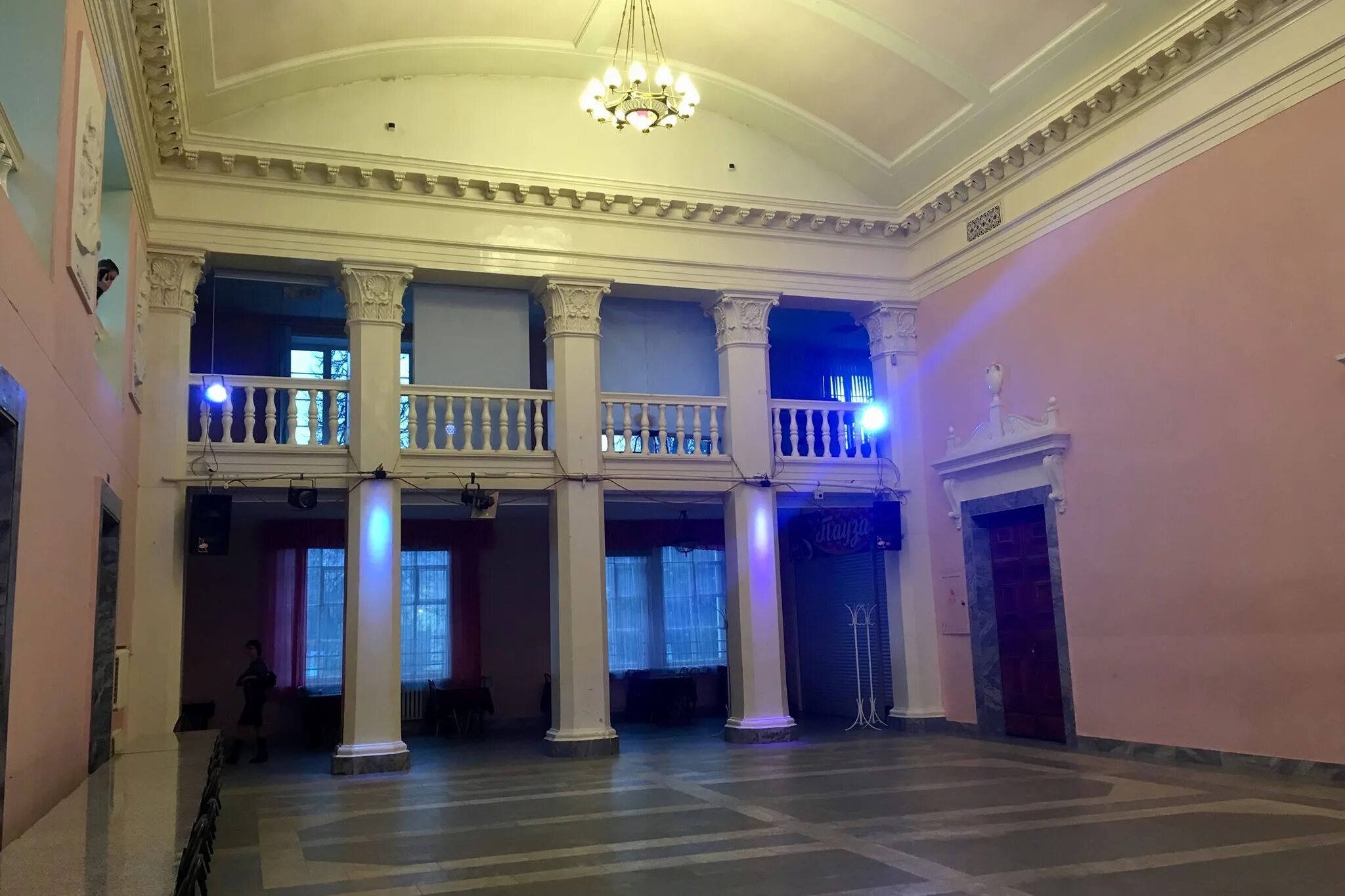 Дк дворец. Дк дворец. Дк имени горького спб. Дк 40 летия октября рязанский. Дворец искусств нижневартовск.