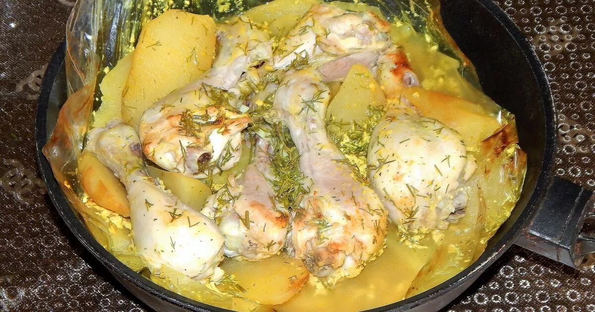 Куриные голени с картошкой на сковороде. Картошка с куриными ножками на сковородке. Куриные ножки с картофелем на сковороде. Картошка с голенью на сковороде.