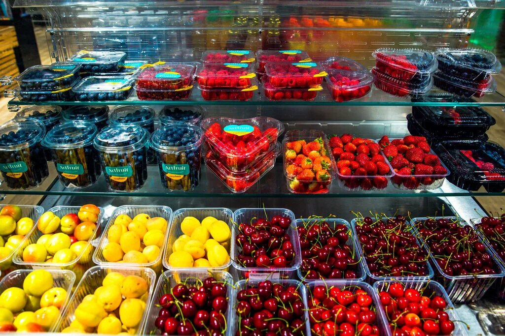 фрукты в ящике. контейнер для ягод. свежие ягоды москва. свежие ягоды москва. ежевика малина голубика.