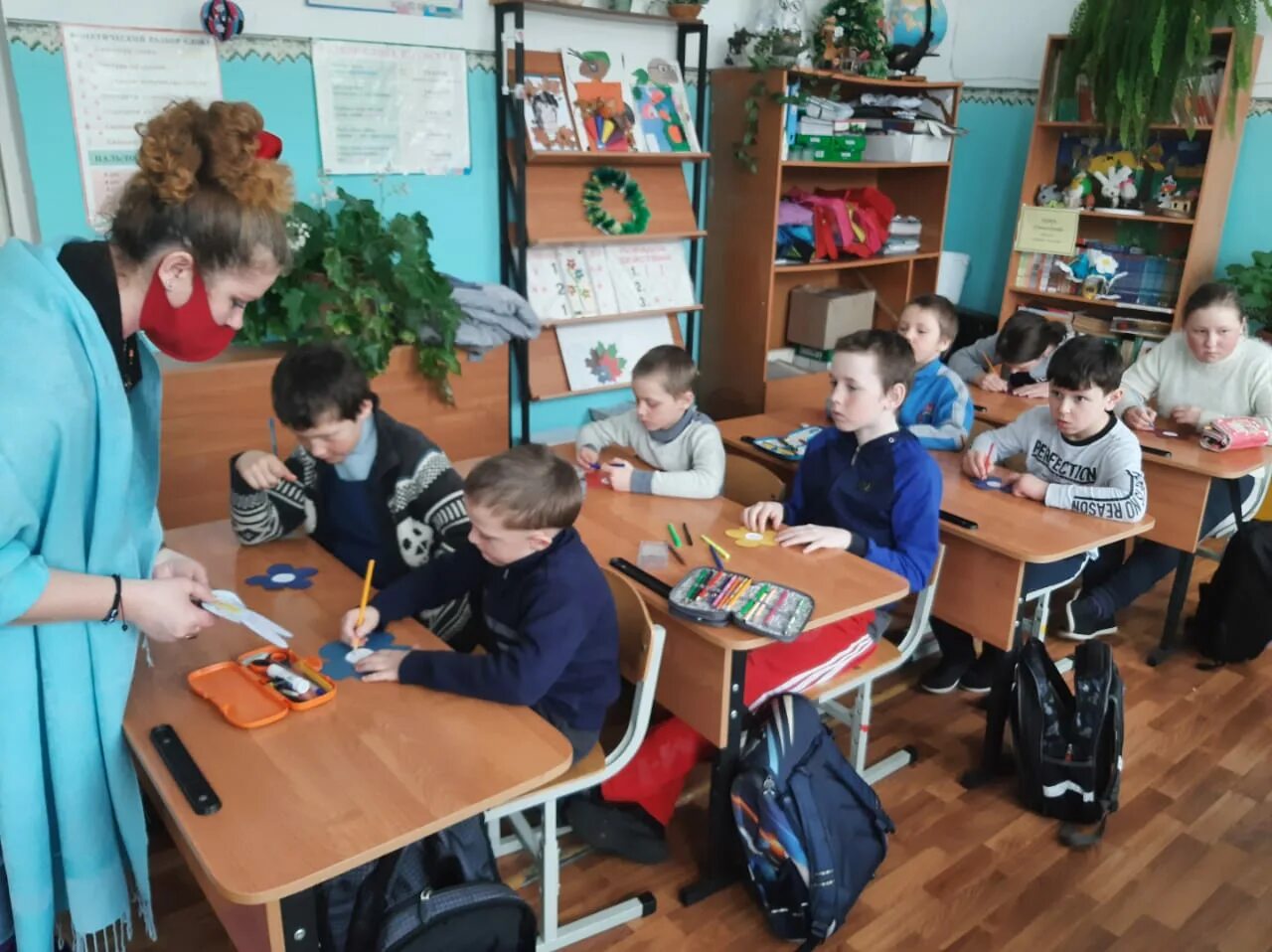 часы школьные настенные. фон для часов школа. рисунки на школьную тематику. часы начальная школа. школьные атрибуты.