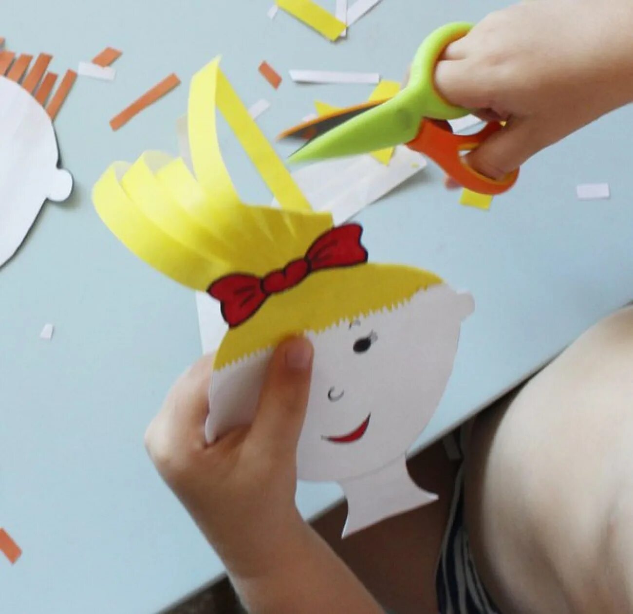 вырезка детских поделок. материалы для поделок ножницы. ножницы для бумаги. игра парикмахерская из бумаги. поделка парикмахер для детей.