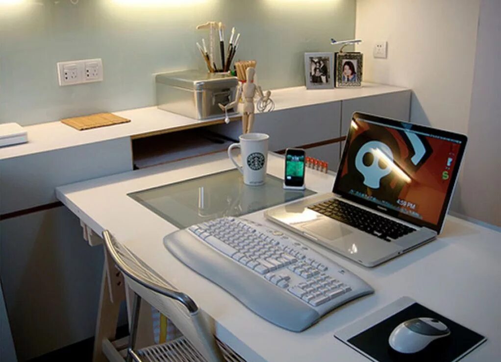 Порядок на столе. Интерьер рабочего стола в офисе. Стол офисный. Кабинет по фен шуй в офисе. Стол рабочий офисный.