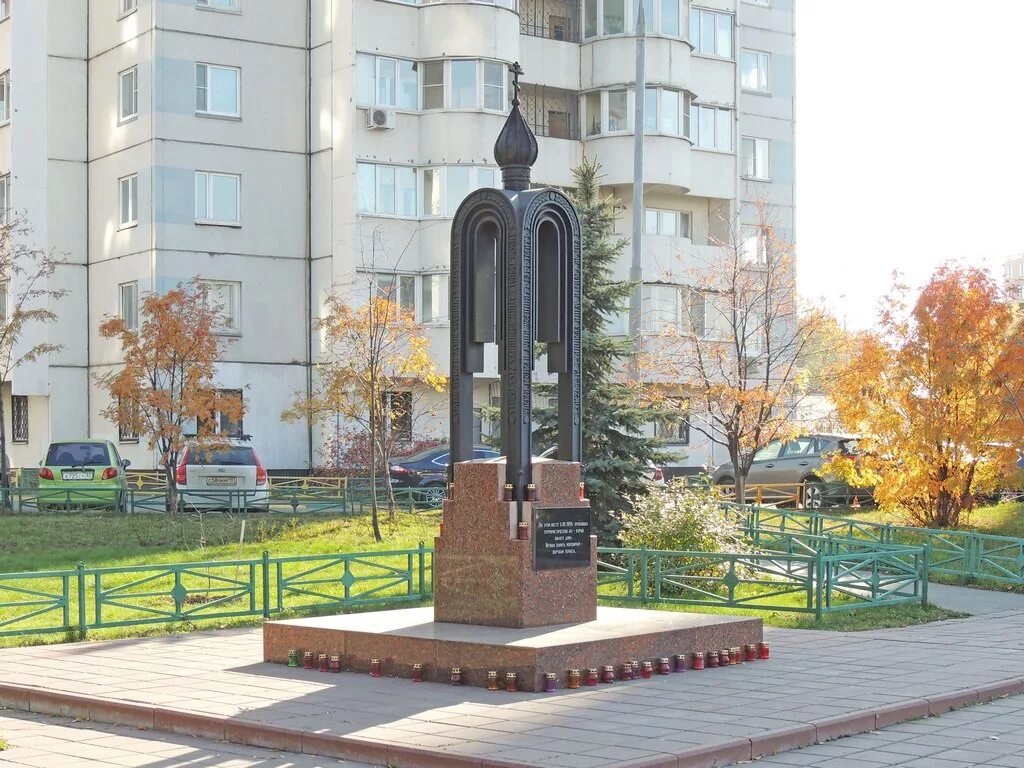 дом скорби нягань. памятник на улице гурьянова. траурные дома архитектура. дом скорби 26 электросталь. скорбящий дом.