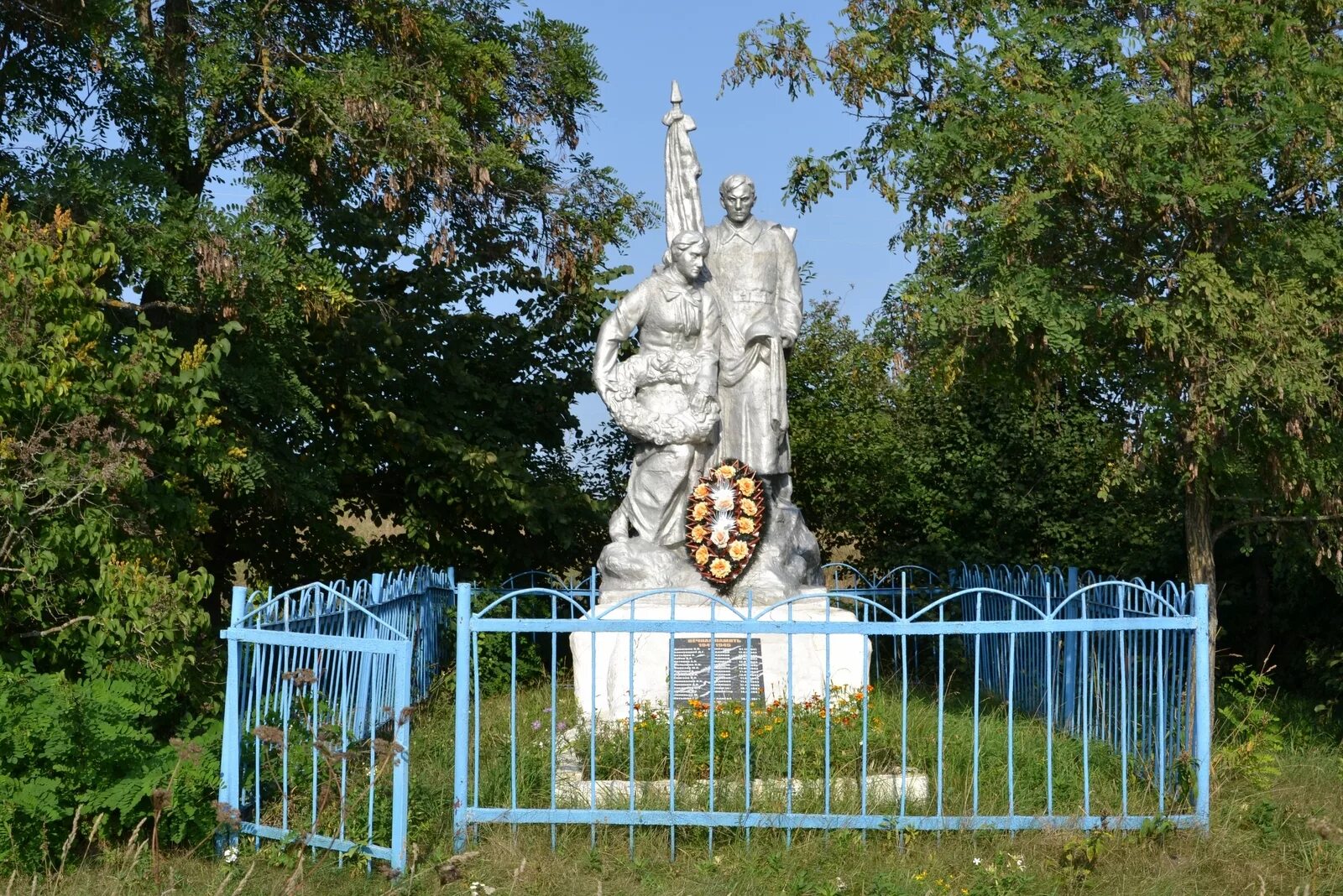 Село бердычи. Орловская область Братская могила 1943. Гдов Братские могилы. Орловская область село Задушное Братская могила. Орловская область Свердловский район Дебежево Братская могила.