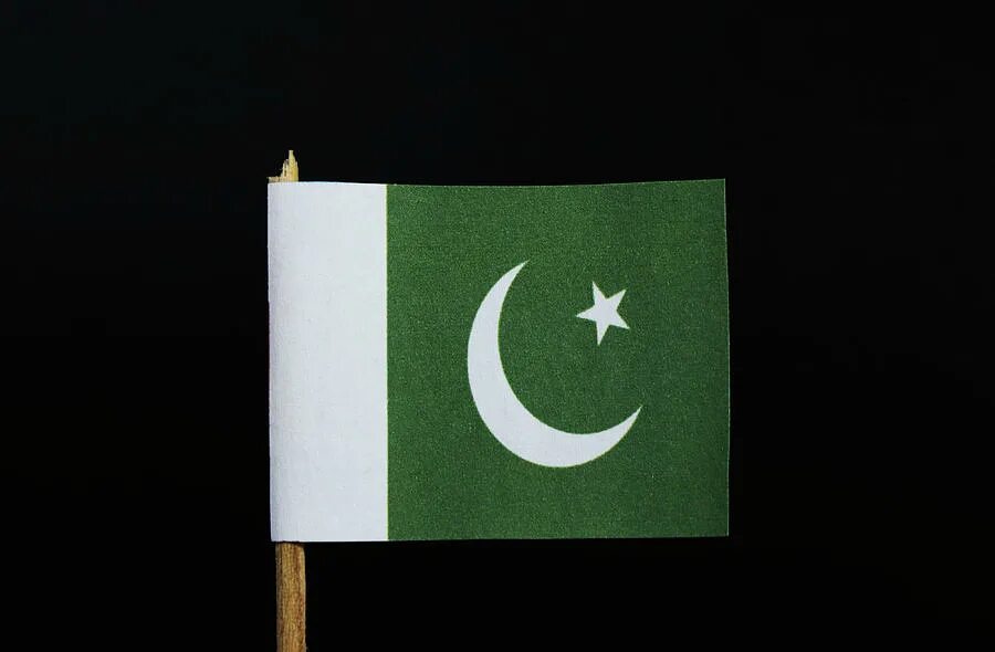 Зелено белый флаг с месяцем. Зелено белый флаг с полумесяцем и звездой. Зелёный флаг с полумесяцем. Национальные флаги с полумесяцем. Белый флаг с полумесяцем.