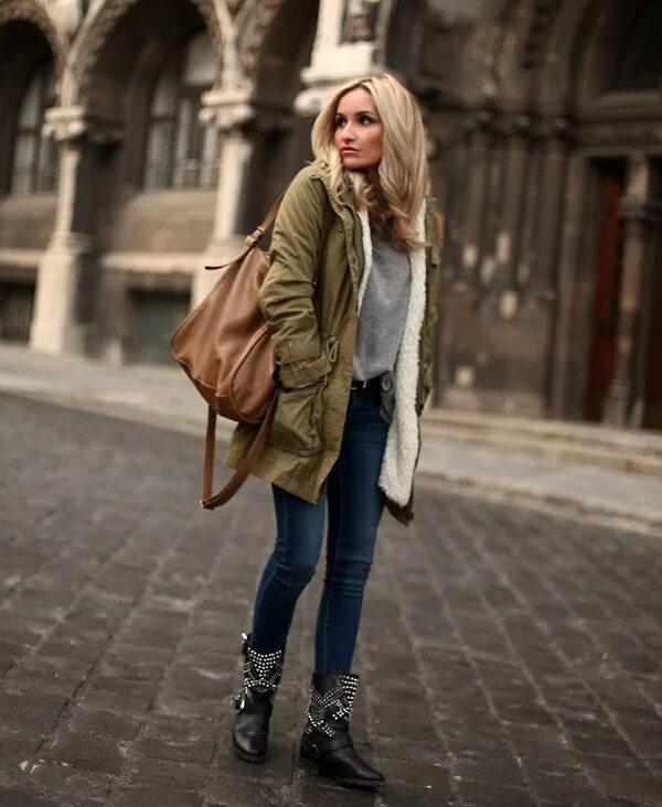 Стиль с рваными джинсами. Ботинки уличный стиль. Грубые ботинки streetstyle 2021. Dr martens челси стиль. Обувь с паркой.