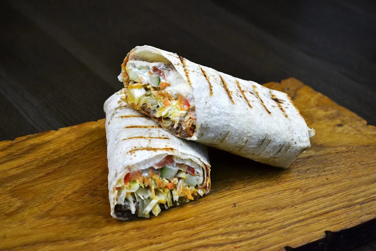 Вкусная шаурма. Шаурма сырная. Шаверма сникерс в лаваше. Шаурма из сладостей. Шаурма домашняя.