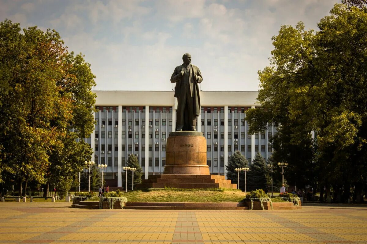 Майкоп. Площадь Ленина Майкоп. Памятник Ленину Майкоп. Памятник ЛЕНИНАНА В Майкопе. Майкоп Адыгея памятник Ленину.