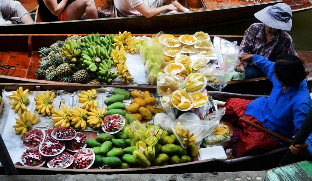 Фрукты в бангкоке. Фрукты Тайланда. Тайланд рынок. Рынок фруктов в Тайланде. Фрукты и овощи Тайланда.