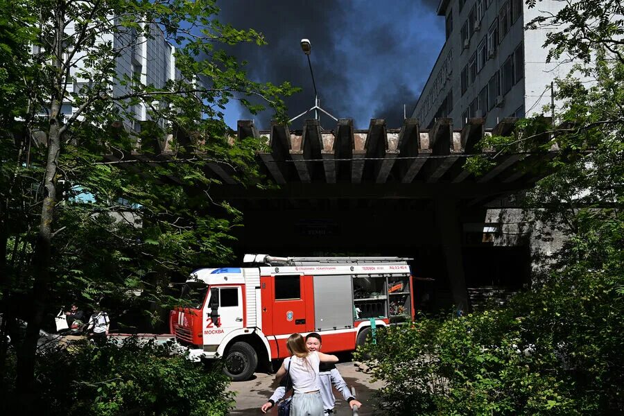 Пожар в московской области крокус. Пожар на Каширском шоссе на юге Москвы. Пожар Каширское шоссе. Машина пожарная МЧС России. Пожар на Каширском шоссе вчера.