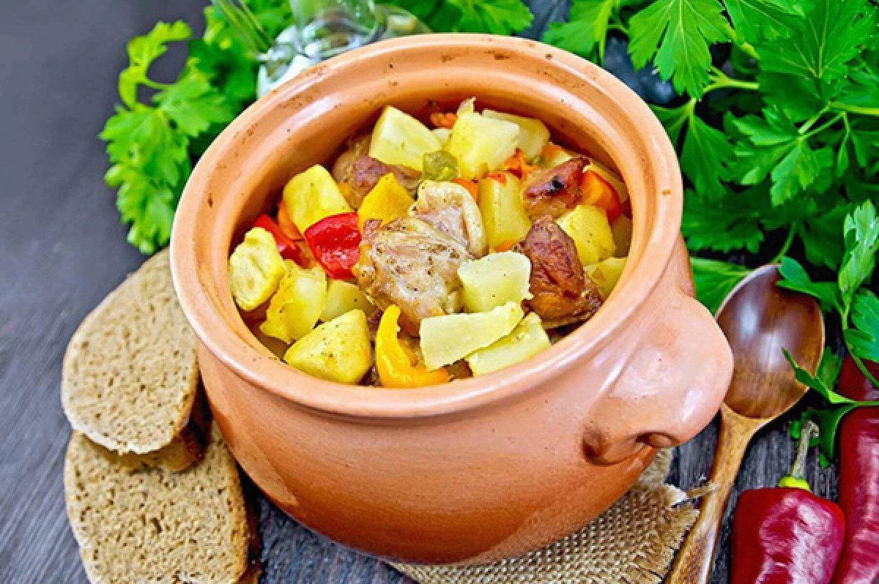 Жаркое в горшочке с овощами. Жаркое из свинины с картошкой в горшочках. Жаркое в горшочках с курицей. Жаркое из курицы с картошкой в горшочках. Мясо в горшочках с картошкой в духовке.