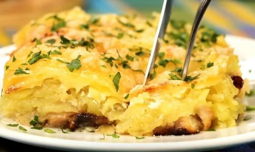 Запеканка из филе курицы и картошки. Запеканка картофельная с курицей и грибами и сыром в духовке. картофельная запеканка с курицей и сыром и помидорами. куриная запеканка в духовке с грибами и помидорами. картофельная запеканка с курицей и помидорами и сыром в духовке.