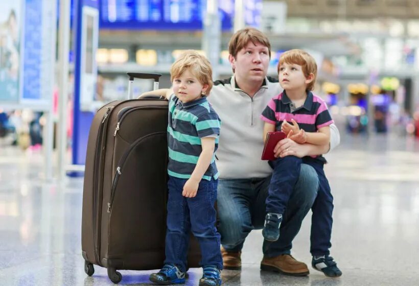 Правила выезда детей за границу 2024 новые. Путешествие с детьми. Дети путешествуют. Путешествие без детей. Дети путешественники.