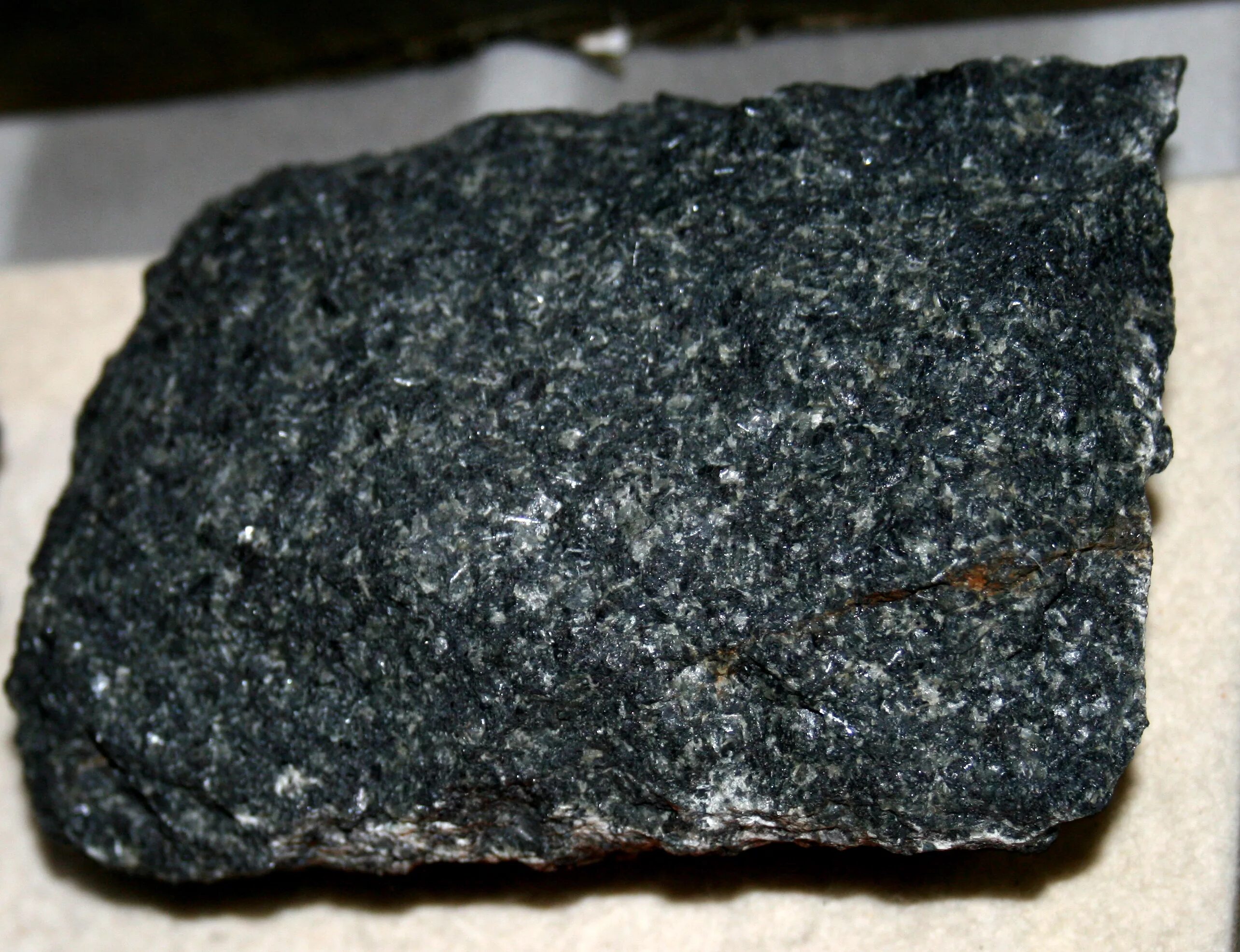 Базальт это минерал. Диабаз Горная порода. Базальт долерит. Габбро Диорит камень. Оливин-долерит.