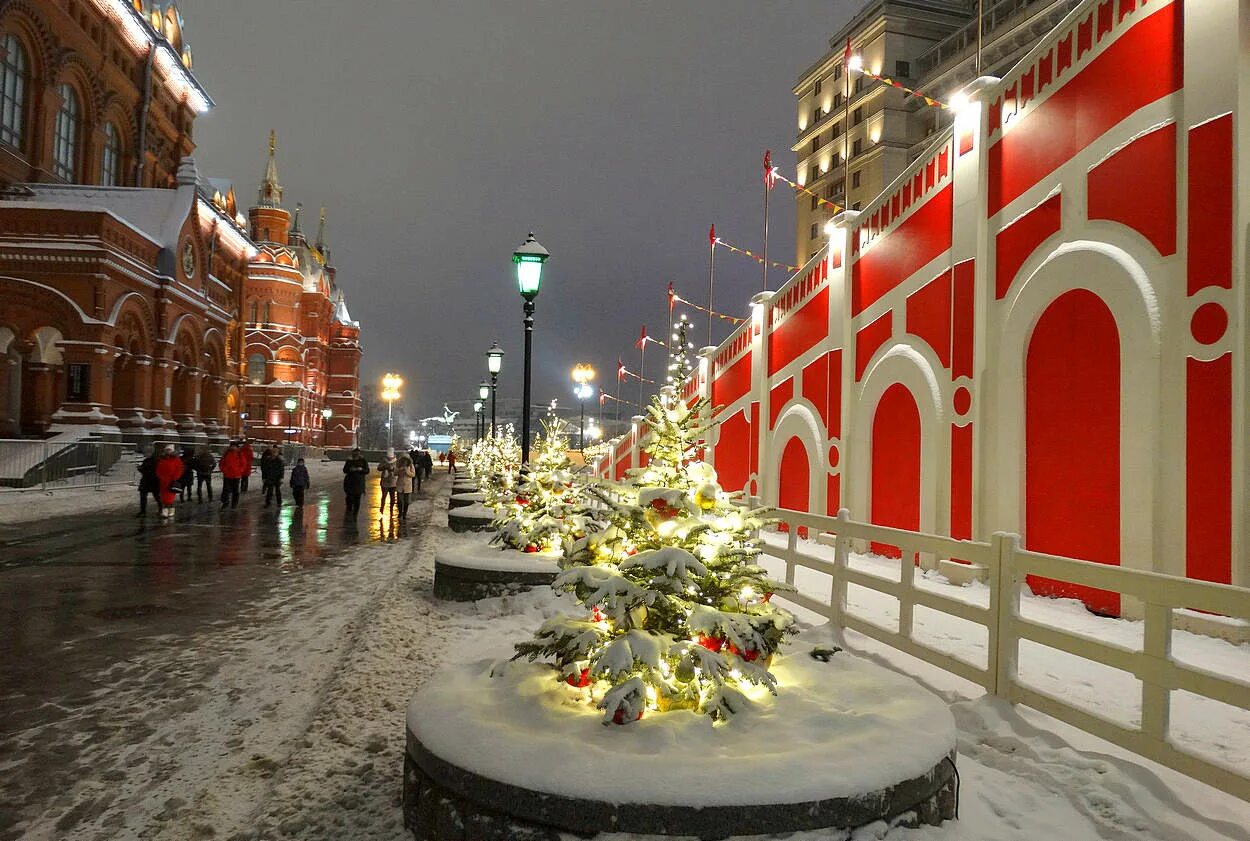 Новый все ближе. Новогодние зимние улицы. Елки на улицах Москвы. Новогодние улицы Москвы фото. Москва зимой Новогодняя.