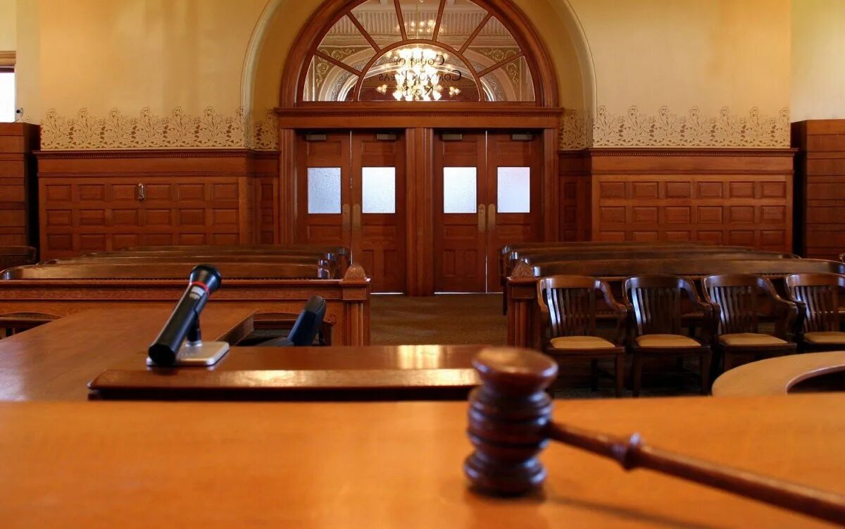 Судьей в зале судебного заседания. Судья в суде. Судья выносит решение. Суд заседание. Зал заседания суда.