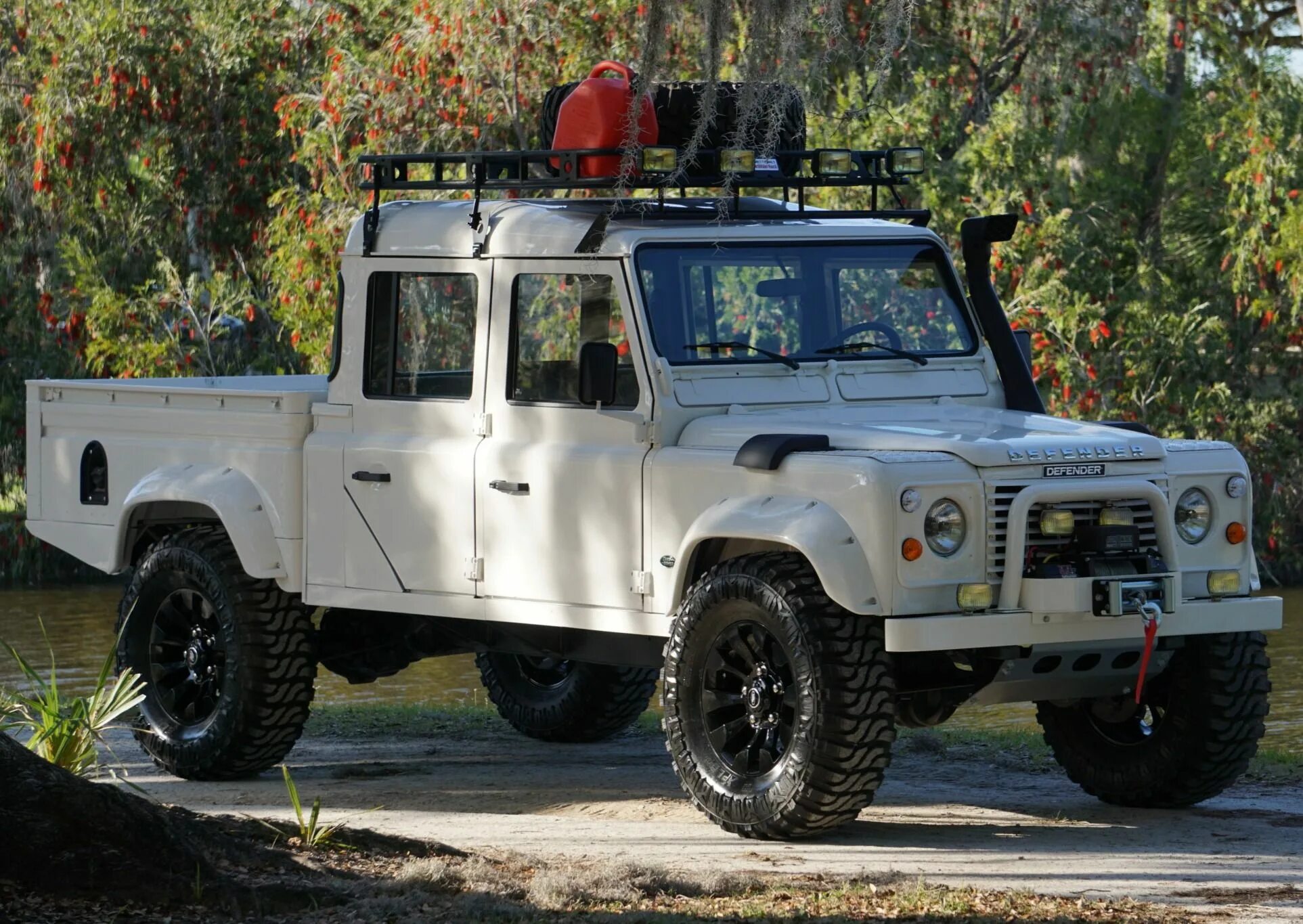 Ленд Ровер Дефендер 130. Новый ленд Ровер Дефендер 130. Land Rover Defender 130 и 110. Ленд Ровер 130 военный.