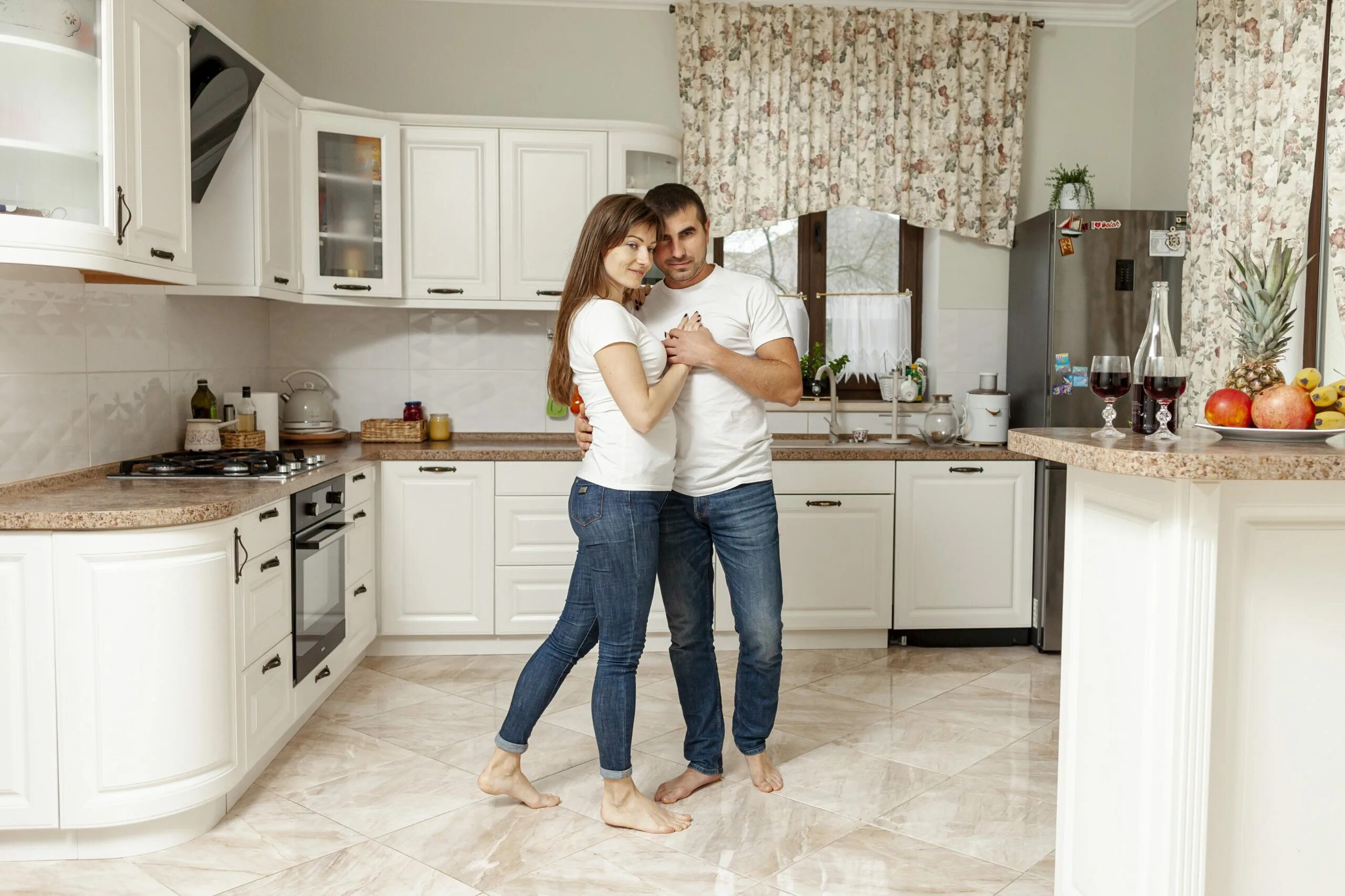 Пара танцует на кухне. Семья на кухне. Танцующая пара на кухне. Мужчина и женщина танцуют на кухне. 2 мужа на кухне