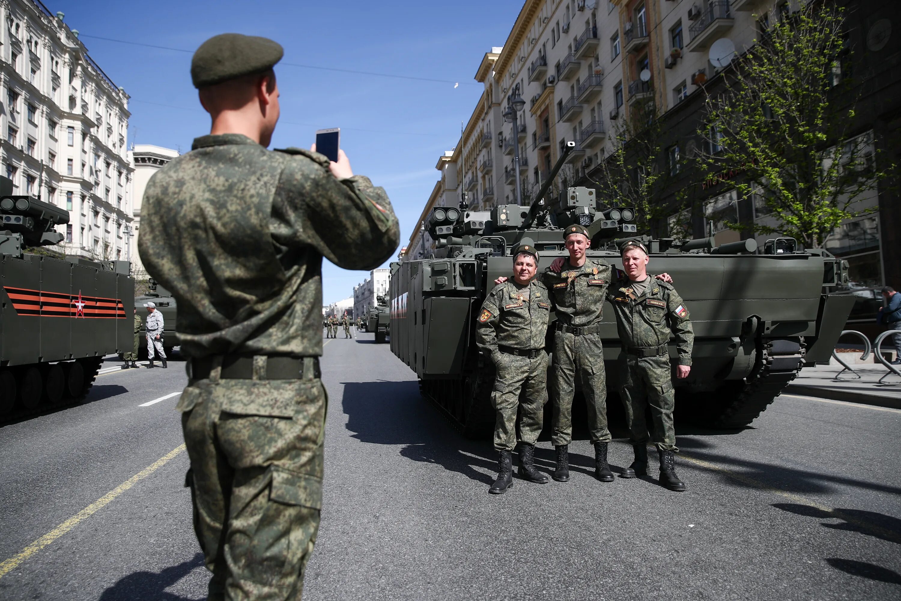 Почему военные в городах. Военнослужащий. Фото российских военных. Солдат РФ. Военная деятельность.