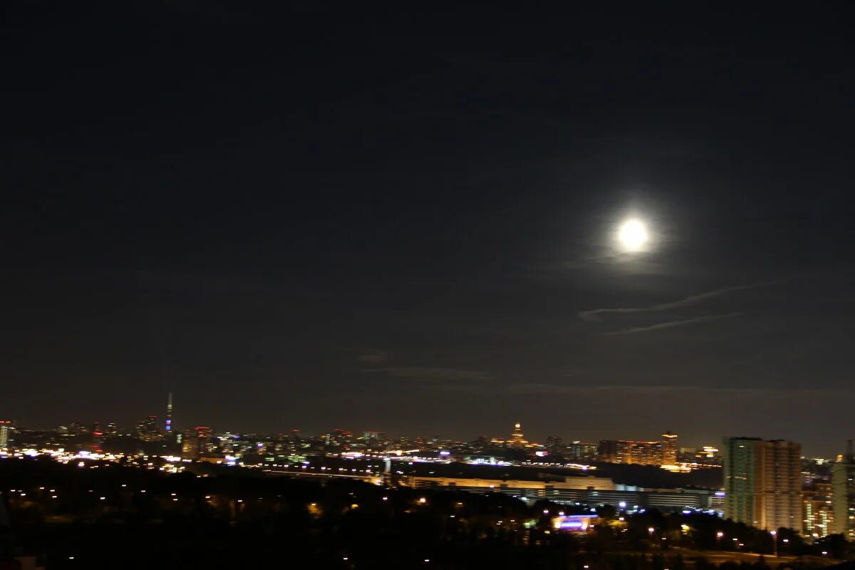 луна фото москва. луна фото москва. красная луна петербург. красная луна над кремлем 2022. луна в москве.