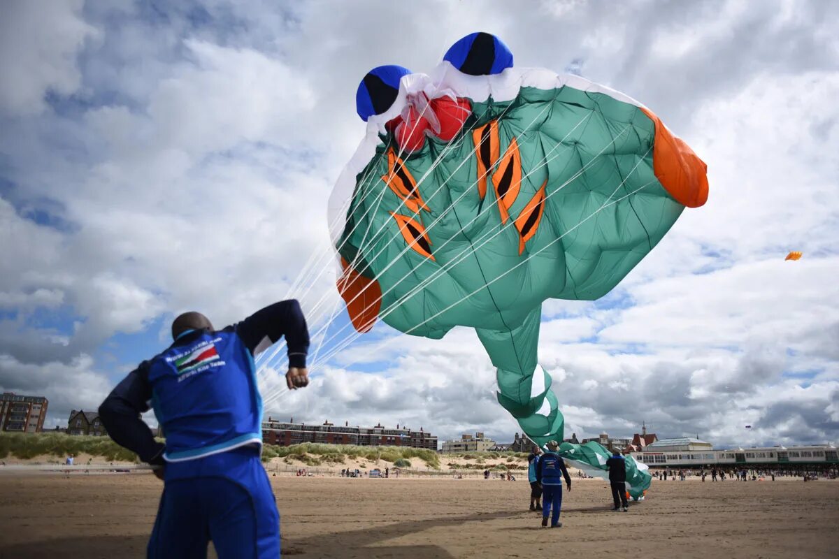 Площадь воздушного змея. Фестиваль воздушных змеев Хабаровск 2022. Вэйфань фестиваль воздушных змеев. Гигантские воздушные змеи. Необычные воздушные змеи.