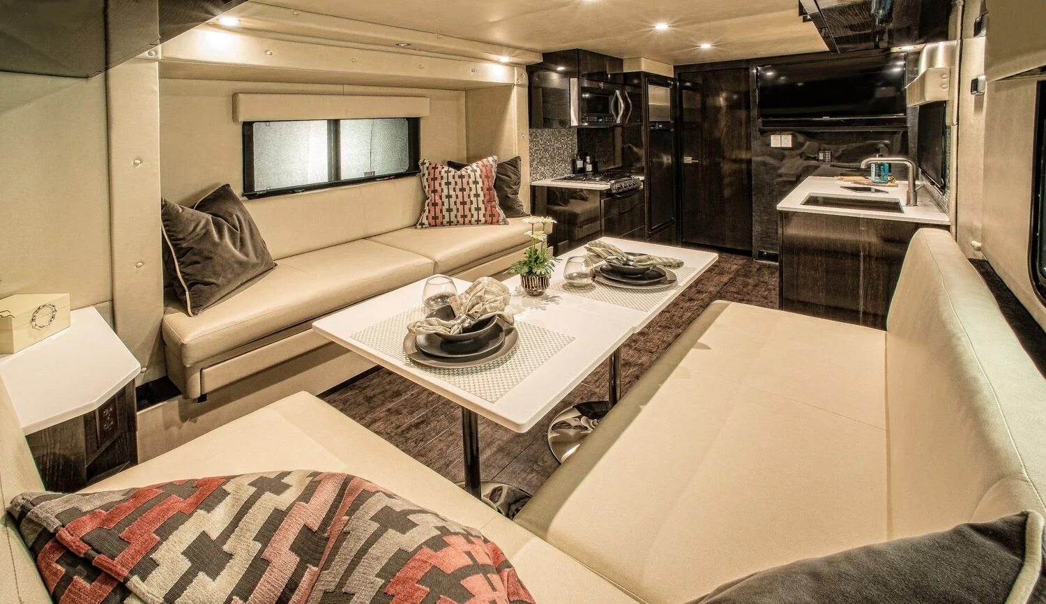 Дом на колесах казань. Автодом rv camper. автодом на 6 человек. bedouin caravan дом на колесах внутри. дом на колесах vario perfect 1200 platinum.
