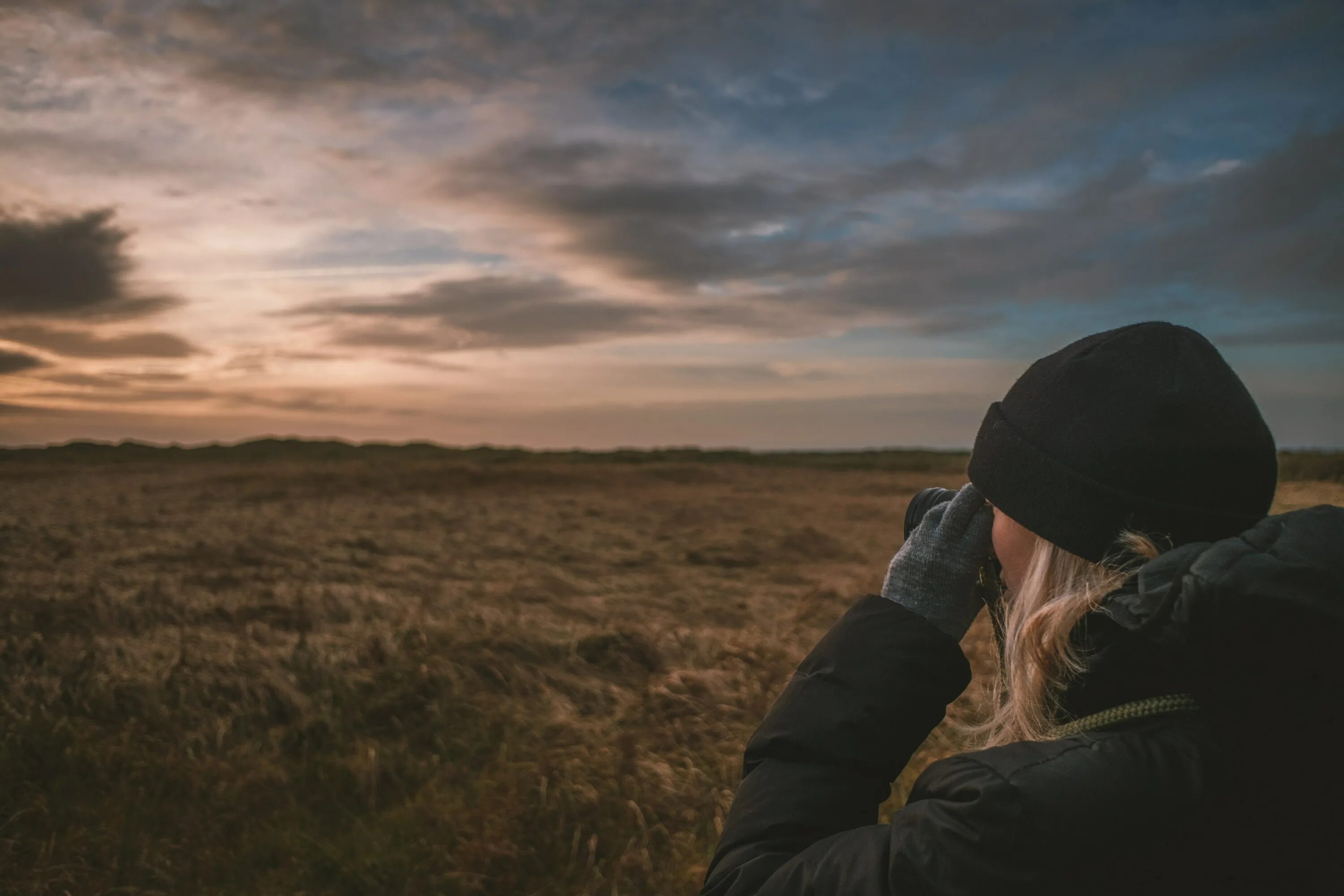 Бинокль далеко далеко. Jamie Harris фотограф природа. Девушка с биноклем фото. Look at the distance.