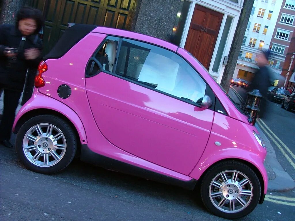 Smart Fortwo Pink. Smart Fortwo розовый. Smart Fortwo красный. Мерседес смарт розовый. Возрастная машина