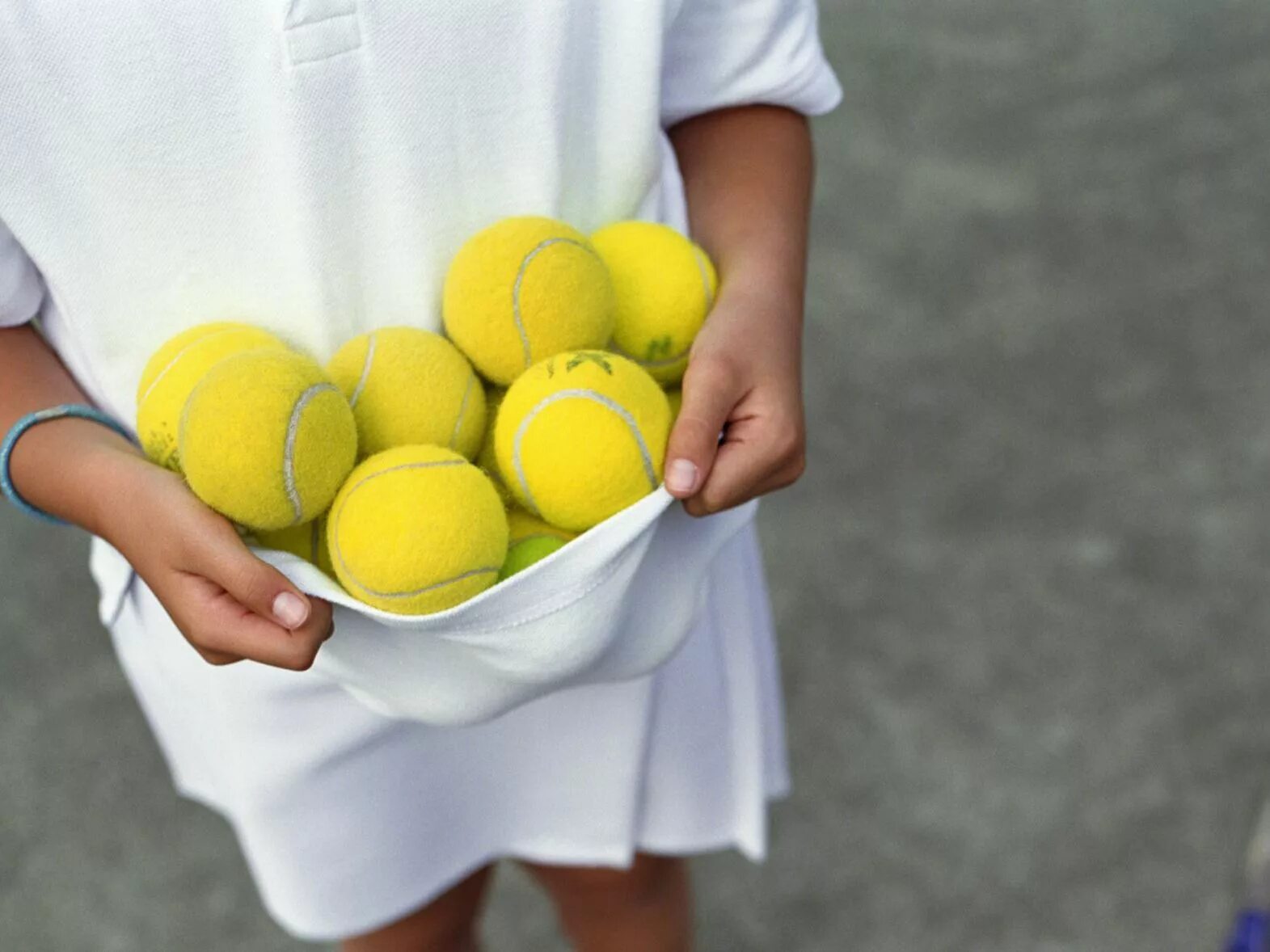 Roll up in a ball. Игры с теннисным мячом. Игры с теннисным мячом для детей. Теннисными мячами для детей в детском саду. Аутисты с теннисными мячами.
