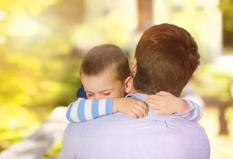 Крепкий малыш 2. Мальчик обнимает папу. Отец обнимает ребенка. Папа обнимает сына. Ребенок обнимает папу.