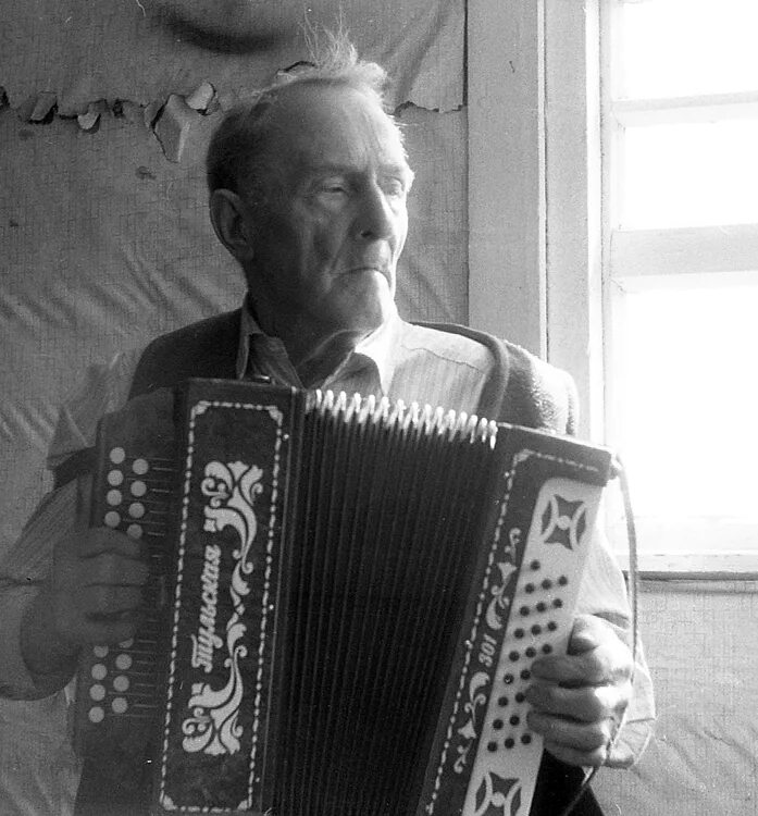 Басы в кирилловской гармошке отличаются от других. От чего гармонь поет. Гармонист сергей петров. Человек с гармошкой. От чего гармонь поет.