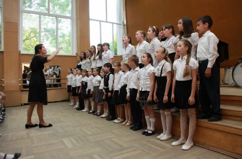 Урок музыки в начальных классах. Урок хора в музыкальной школе. Дети в музыкальной школе. Школьники поют. Урок пения в школе.
