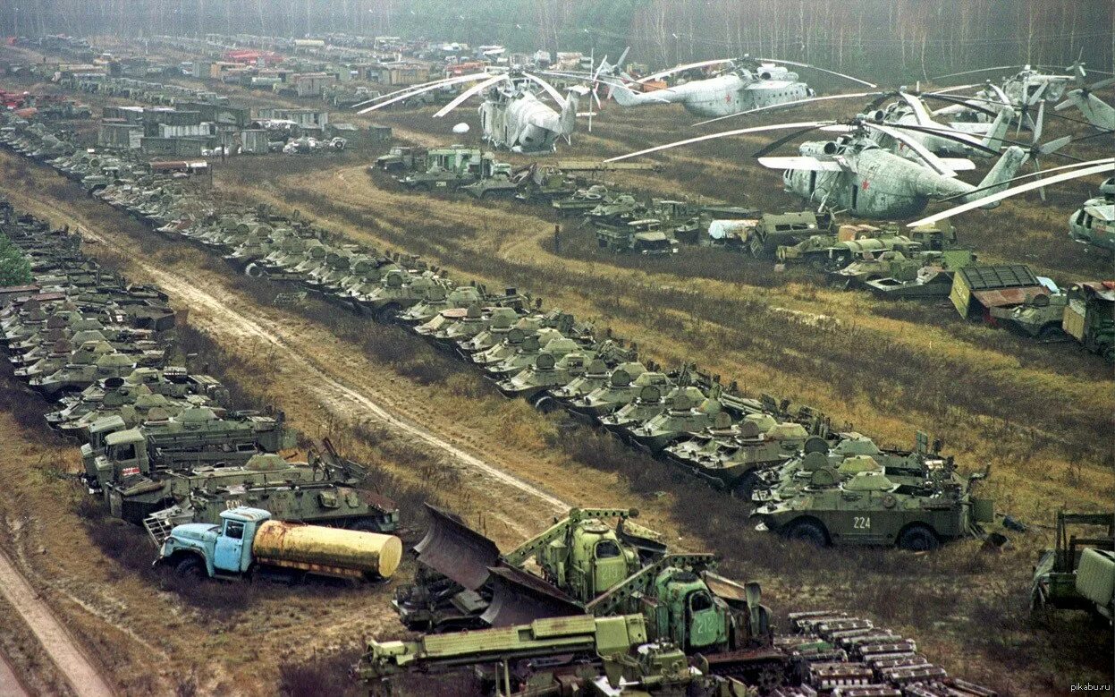 Военные отходы. Рассоха кладбище техники 1986. Рассоха Чернобыль 1986. Чернобыль кладбище техники Рассоха. Чернобыль кладбище техники Рассоха 1986.