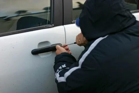 Угон автомобиля группой лиц