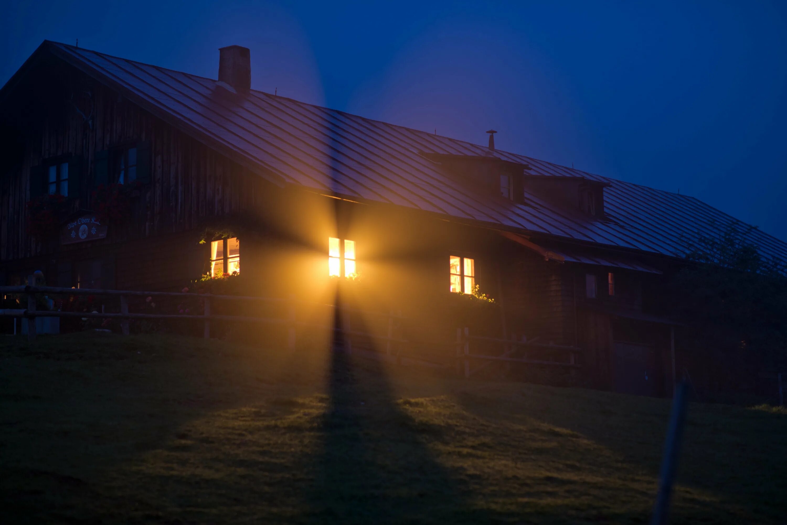Свет в окне. Свет из окна ночью. Свет в окнах домов. Освещение домика в деревне. Свет в окне читать