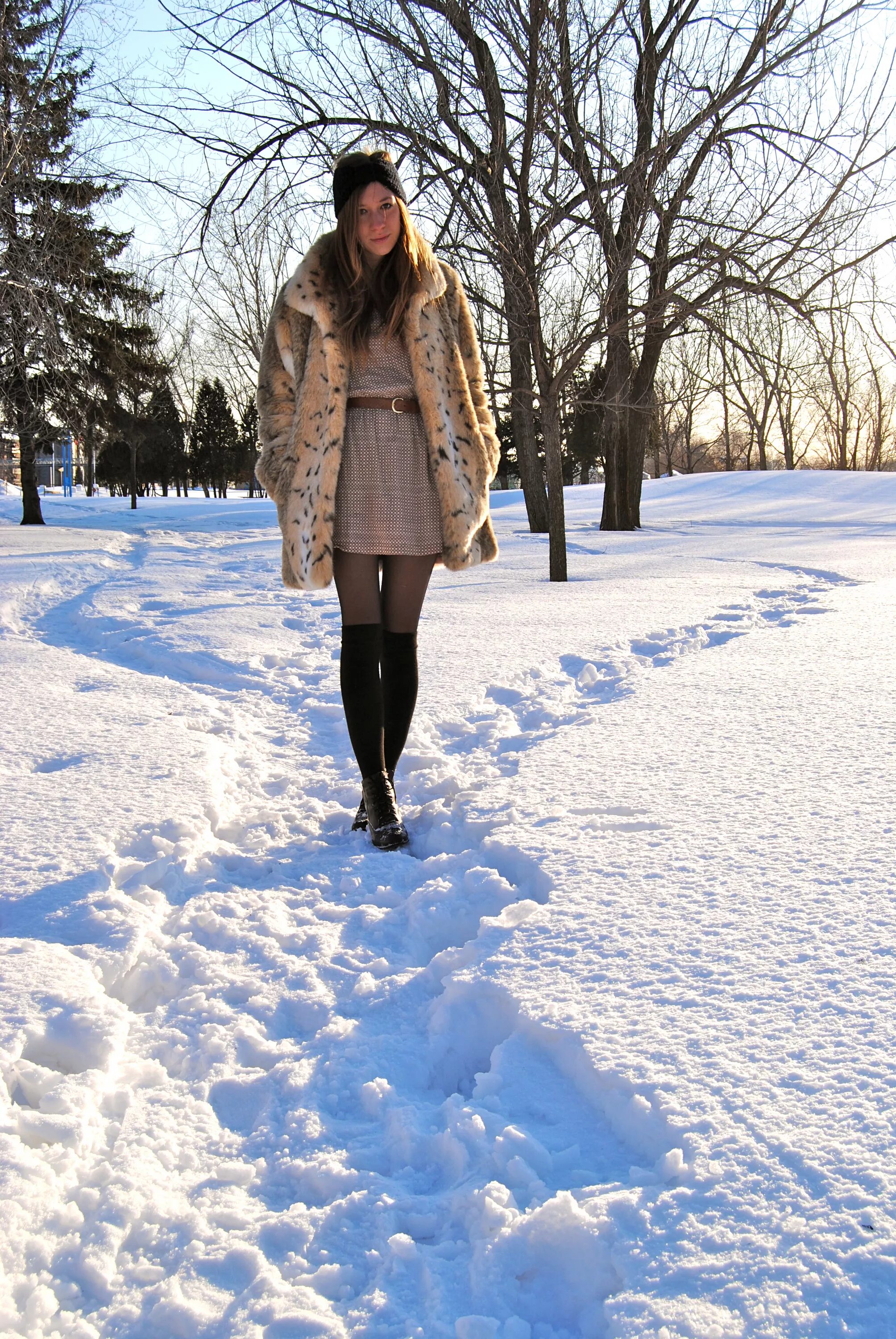 Девушки зимой на улице. Зимние сапоги для девушек. Джулия скайхай сапоги. Девушка зимой. Красивые девушки в зимней одежде.