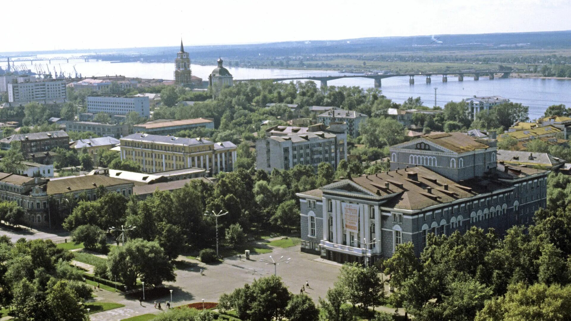 Пермский театр оперы и балета имени Чайковского. Площадь театра оперы и балета Пермь. Театр оперы и балета Пермь памятник. Театр оперы и балета с высоты Пермь.