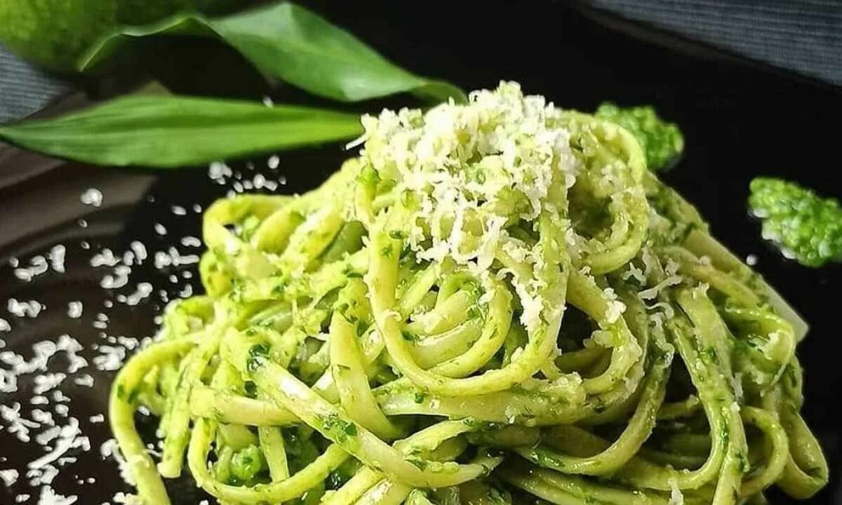 Паста pesto. Макароны с песто. Pesto pasta. Лингвини с песто. Паста pesto.