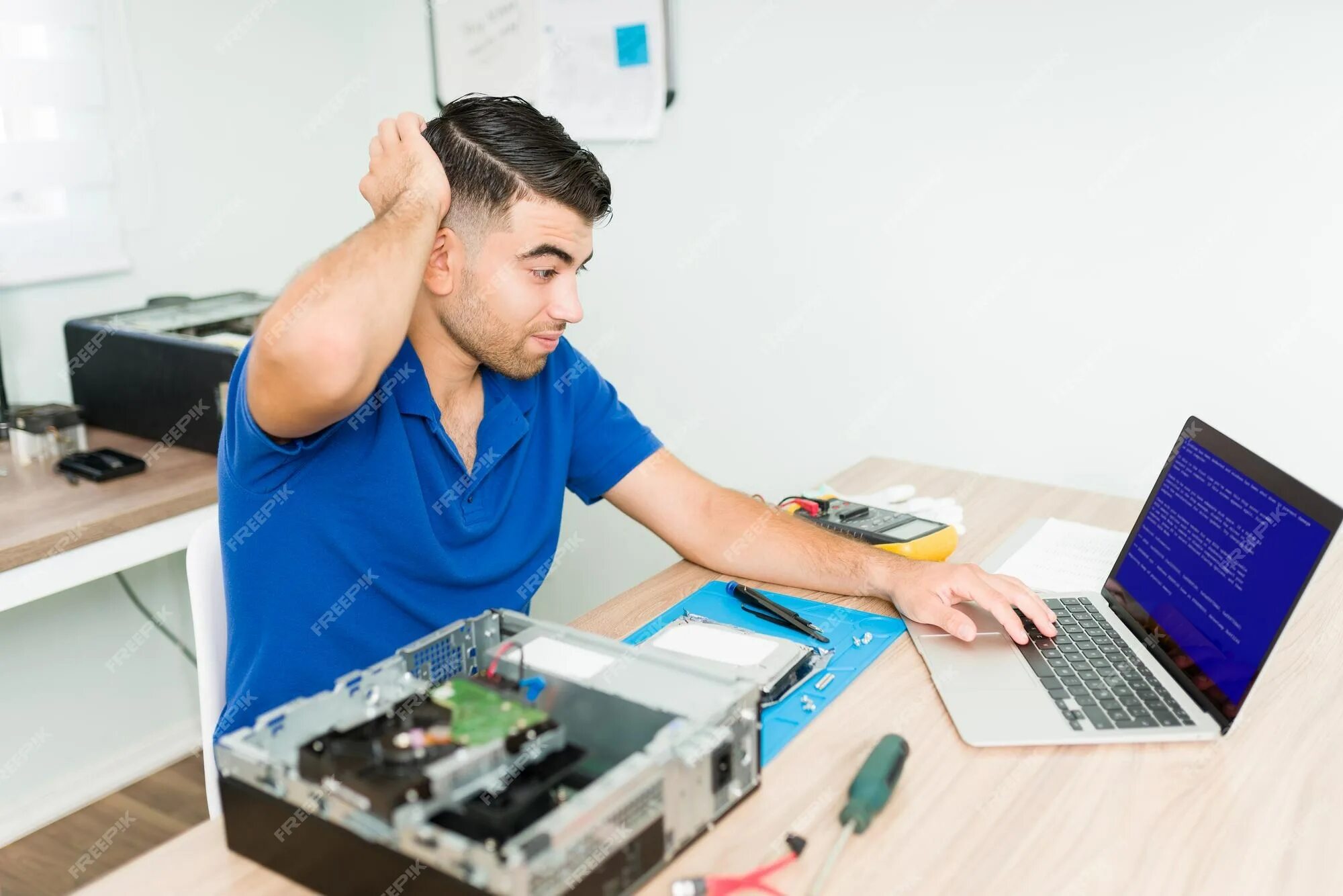 Компьютер выходит из сети. Человек ремонтирует компьютер. laptop repair service. fix a computer. the technician.