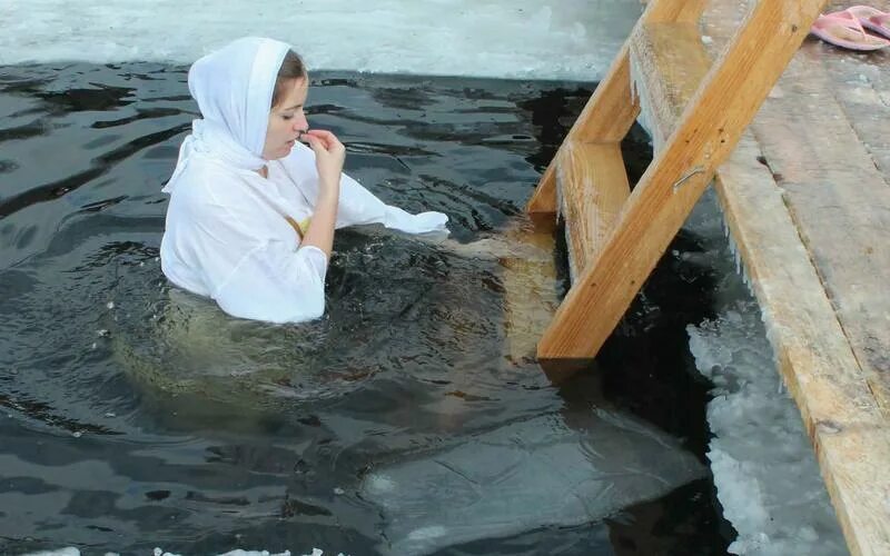 Крещенские купания. Копун е в проруби крещение. Купель на крещение. Крещенские купания в калмыкии год 2023. Крещение 2023 в киеве.