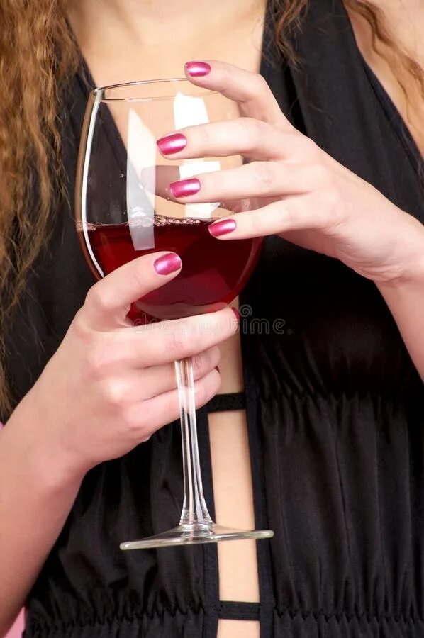 Рука с бокалом. Женская рука с бокалом. Бокал вина в руке девушки. Женщина с фужером в руке. В ее руках вино